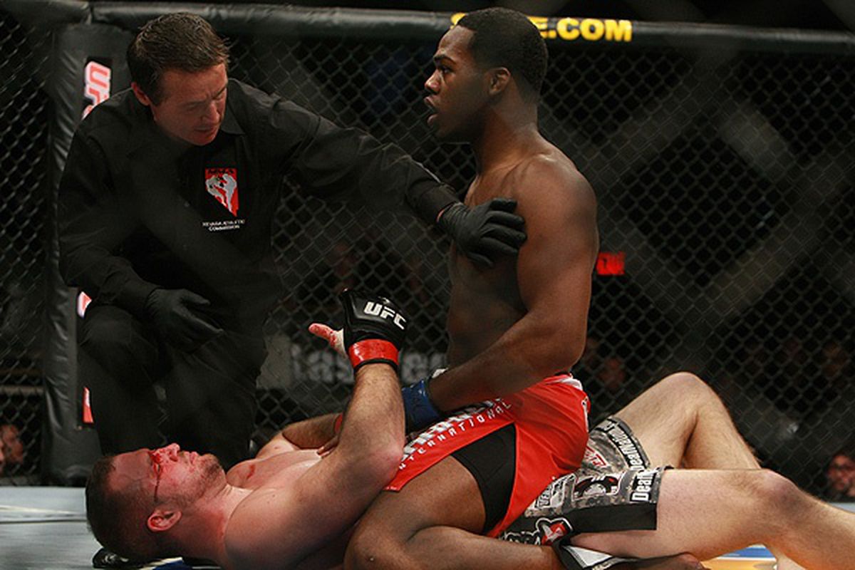 BLV Joe Rogan ủng hộ việc UFC hủy bỏ trận thua đầu tiên của Jon Jones BLV Joe Rogan ủng hộ việc UFC hủy bỏ trận thua đầu tiên của Jon Jones